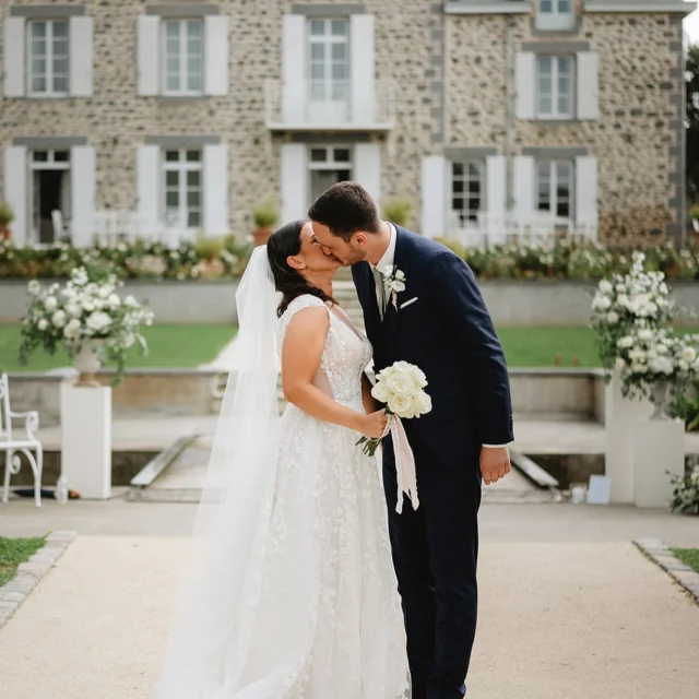 « Chaque couple possède des petites manies, des petites habitudes, des anecdotes qu’ils ne partagent qu’à deux. Chaque histoire d’amour est composée de petites attentions réalisées pour l’autre à travers les années, qu’elles soient drôles, tendres ou insolites. Chaque aventure de vie commune détient des objets auxquels on tient tout particulièrement, qui nous rappellent un souvenir précis, qu’il soit joyeux ou plus triste. Vous savez ces petits objets que l’on accumule à travers les années, qui nous accompagnent dans les déménagements, qui paraissent anodins mais qui, lorsque l’heure du tri arrive, nous font se dire “non…ça, on garde” - simplement parce qu’ils ont une valeur sentimentale particulière. 

Pour Louise et Baptiste, c’est une horloge. Une horloge sans pile. Je vais vous raconter son histoire, et tous ensemble, nous allons en écrire la suite. »

[Extrait de cérémonie]

A vous deux 💛 Parce que votre histoire fait désormais partie de la mienne. Parce que c’est aussi l’histoire de deux mamans qui deviennent amies et qui ne se doutaient pas de comment leurs filles allaient écrire la suite ✨

📷 @mathieu_alemany : merci pour ces souvenirs 🙏🏼
@manonbougeard_photographe 
@reine_et_rose_fleuriste 
@domainelesjardinsdarsene
@laura.bougeard
